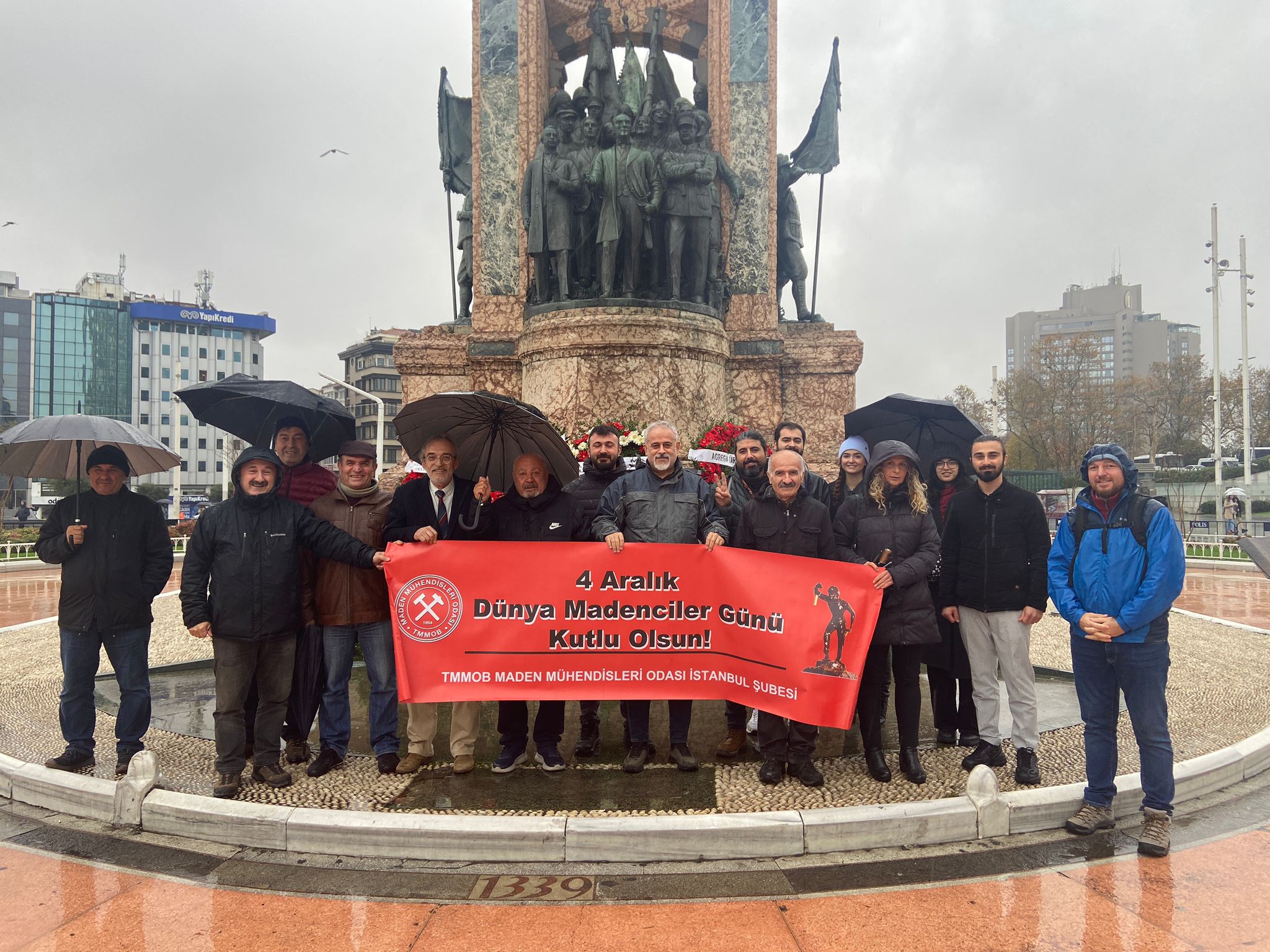 4 Aralık Dünya Madenciler Günü`nde Taksim Cumhuriyet Anıtına Çelenk Koyma Töreni Düzenlendi