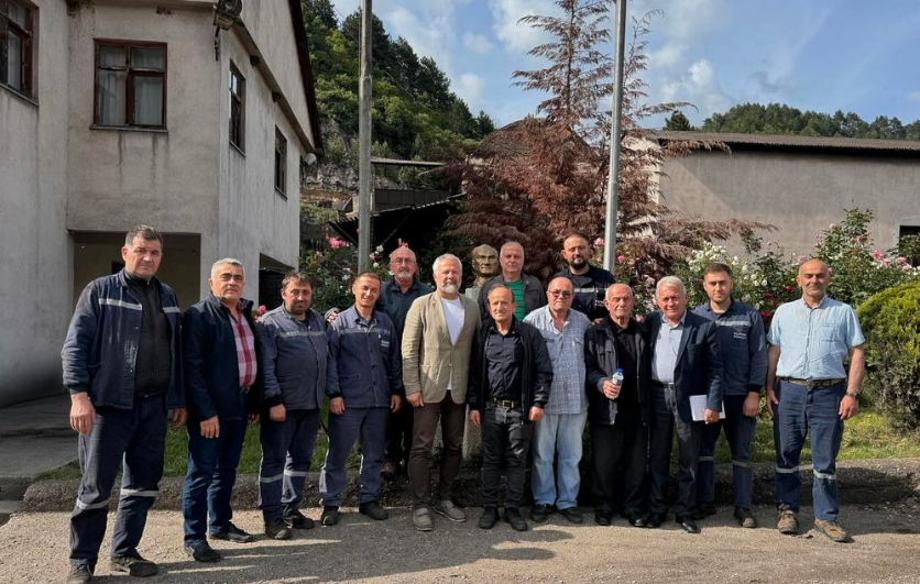 Bolu İli Mengen İlçesi Gökçesu Beldesinde faaliyet gösteren ÜÇPINAR MADENCİLİK'te görev yapan meslektaşlarımıza yakın zamanda kaybettiğimiz Sedat KOÇOĞLU için taziye ziyaretinde bulunuldu.