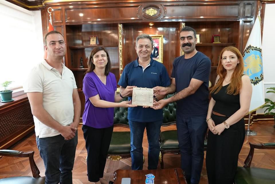 Önceki Dönem Şube Eşbaşkanımız olan Diyarbakır Büyükşehir Belediyesi Eşbaşkanı Doğan Hatun ve Eşbaşkan Ayşe Serra Bucak’ı Yönetim kurulu Başkanımız Ayhan Yüksel ve Şube Yönetim Kurulu Üyelerimizle birlikte tebrik ziyaretinde bulunup madenci bastonu hediye