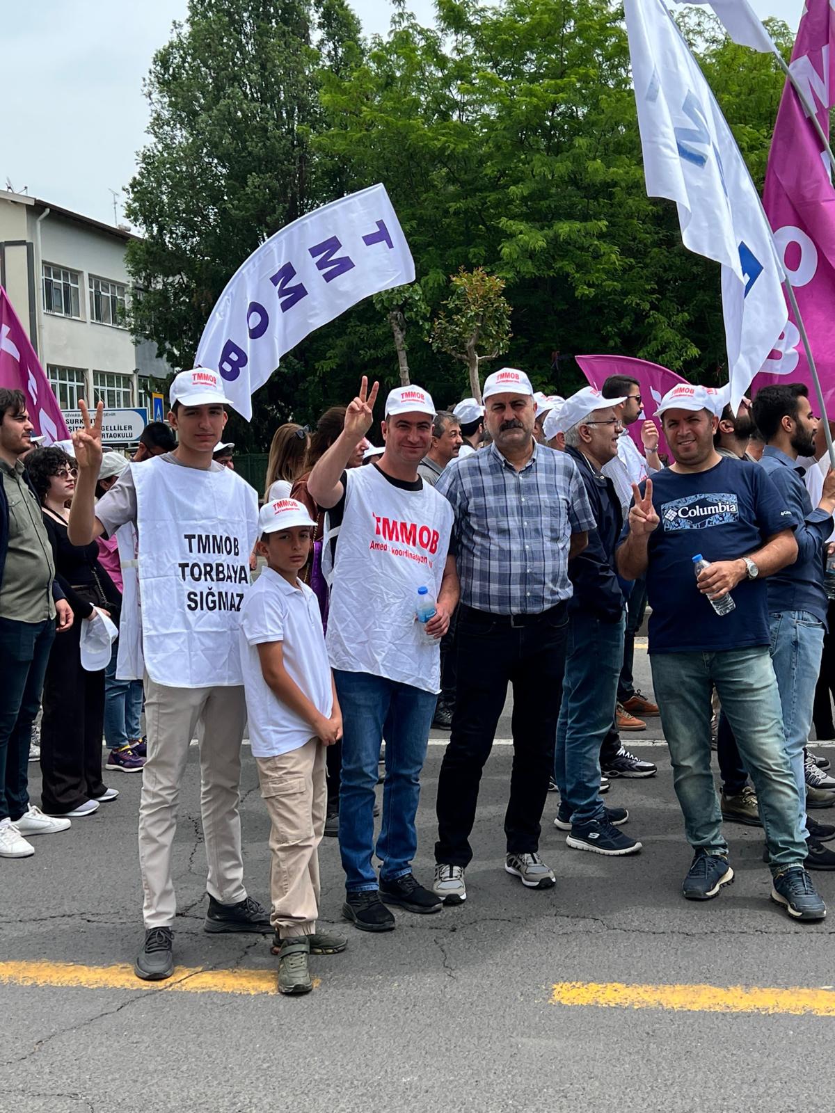Savaşsız, sömürüsüz bir dünya için , emeğimiz  ve geleceğimiz için 1 mayısta alanlardaydık. Yaşasın 1 Mayıs!