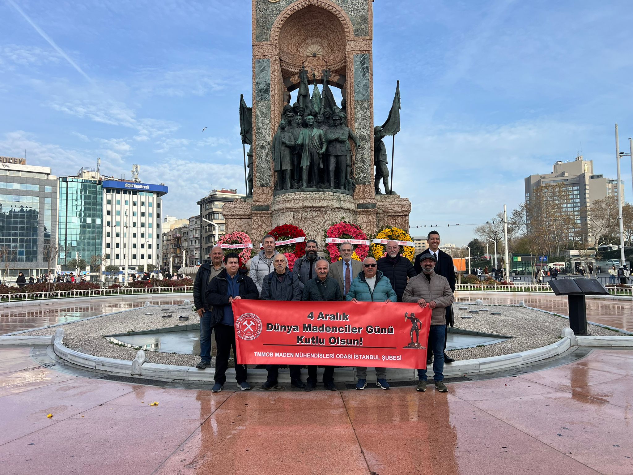 4 Aralık Dünya Madenciler Günü`nde Taksim Cumhuriyet Anıtına Çelenk Koyma Töreni Düzenlendi