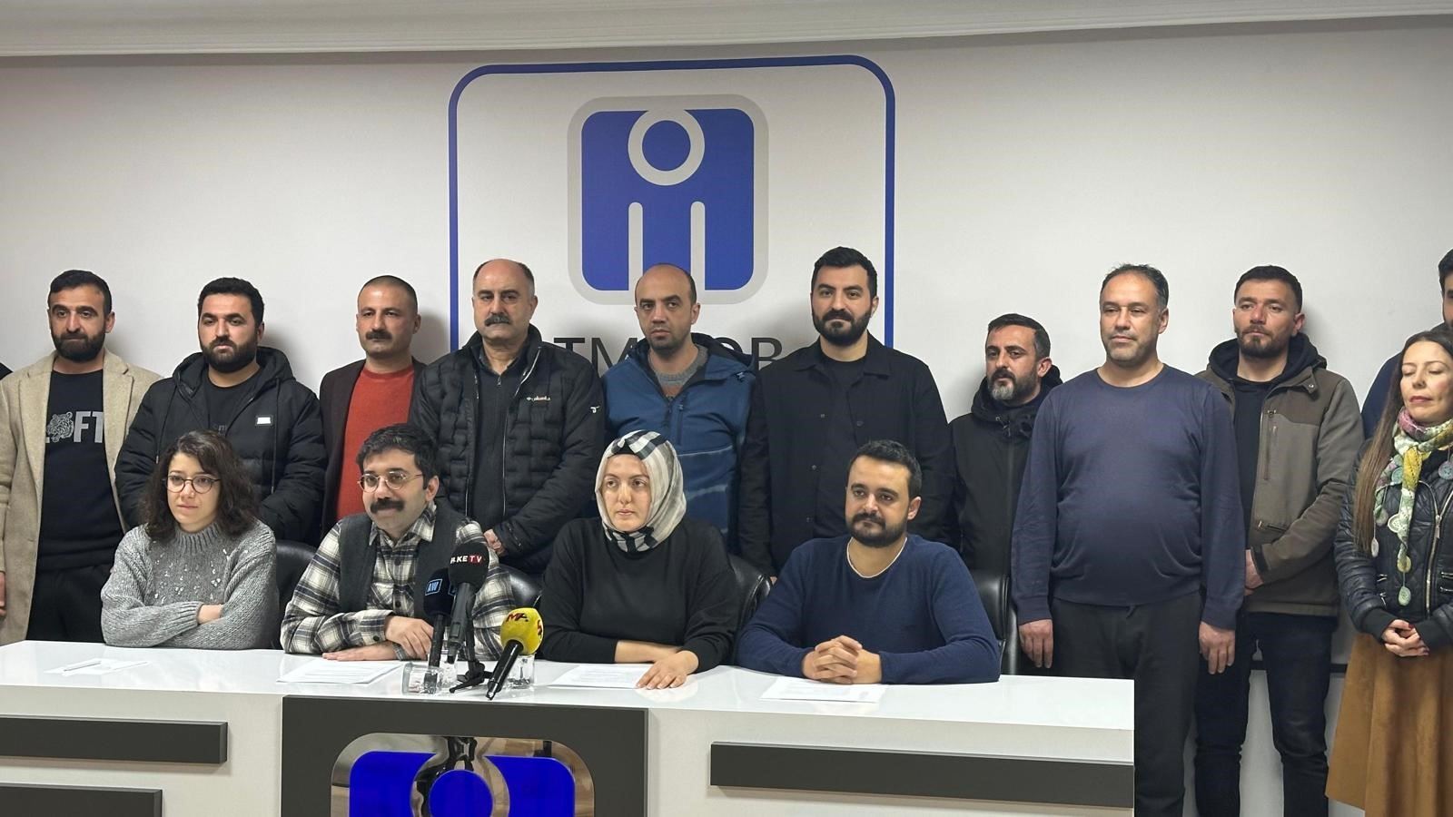 6 Şubat depremlerinde yaşamını yitiren yurttaşlarımız için, TMMOB mimarlar odasında sorumlulukların hatırlatıldığı bir basın açıklaması yapıldı.