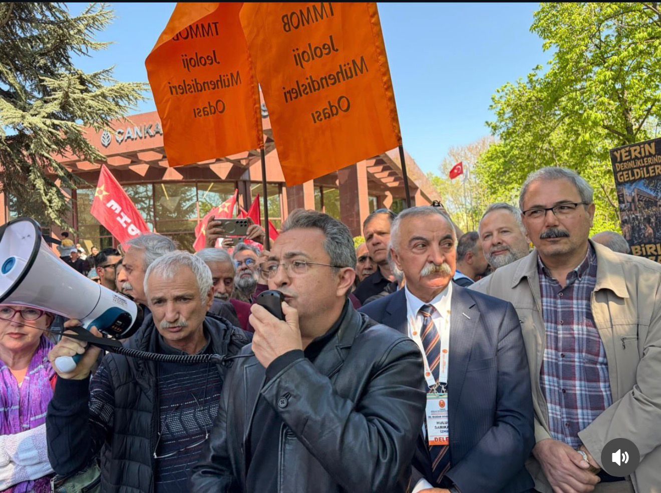 TMMOB MADEN MÜHENDİSLERİ ODASI MERKEZ, ŞUBE YÖNETİMLERİ VE ÜYELERİMİZ, DORUK MADEN İŞÇİLERİNİN KURTULUŞ PARKI’NDA SÜRDÜRMEKTE OLDUKLARI DİRENİŞE DAYANIŞMA İÇERİSİNDE VE DESTEKTE BULUNARAK BARİYERLERİN ÖNÜNDE AÇIKLAMA YAPILMIŞTIR.(25.Nisan 2026)
