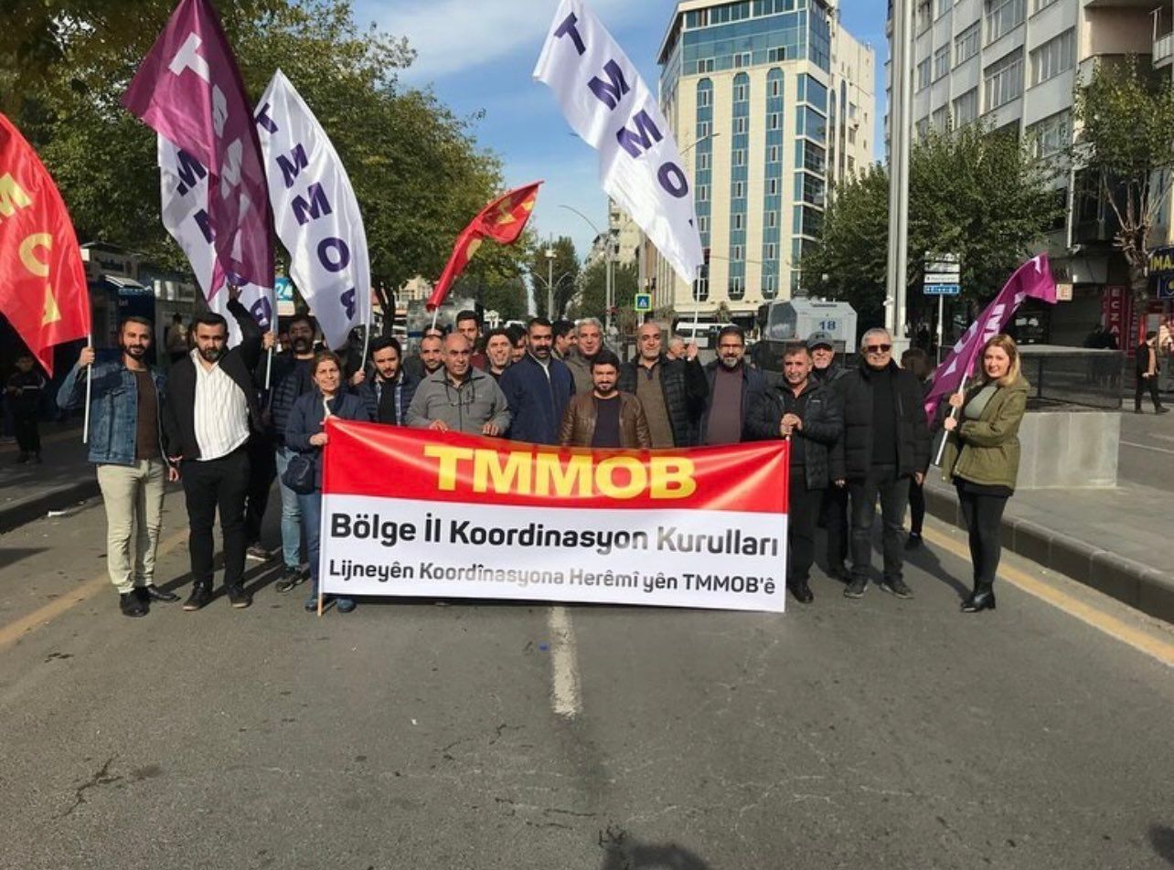 2 aralık 2023  TMMOB Bölge il Koordinasyon Kurulları bileşenleri olarak KESK’in Diyarbakır’da yaptığı Emekten Yana Demokratik Halk Bütçesi Mitingi’ ne katılım sağladık. 