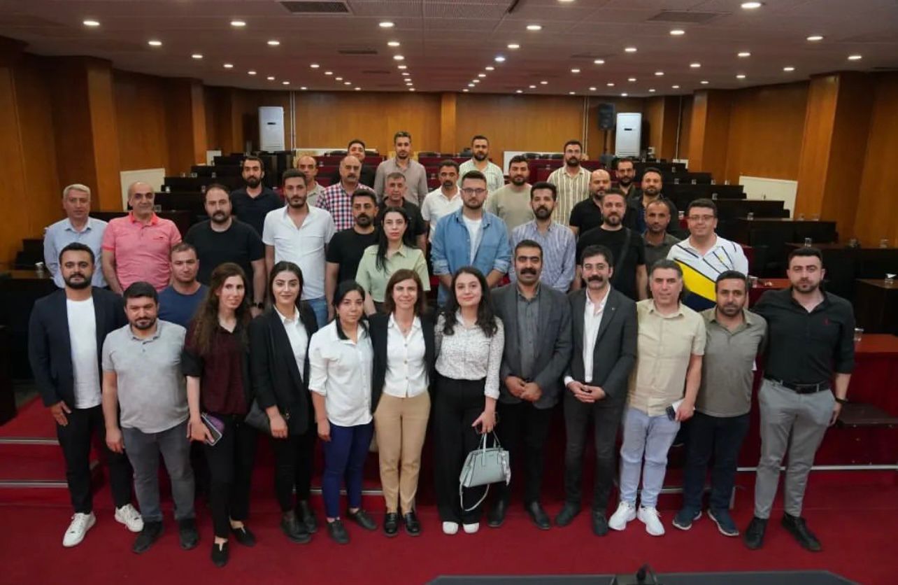 DİYARBAKIR( AMED) İL KOORDİNASYON KURULU  (22.04.2024) Önceki Dönem Şube Eşbaşkanımız olan Diyarbakır Büyükşehir Belediyesi Eşbaşkanı Doğan Hatun ve Eşbaşkan Ayşe Serra Bucağı Bileşeni olduğumuz TMMOB Amed İKK Yöneticileri ile birlikte tebrik ziyaretinde 
