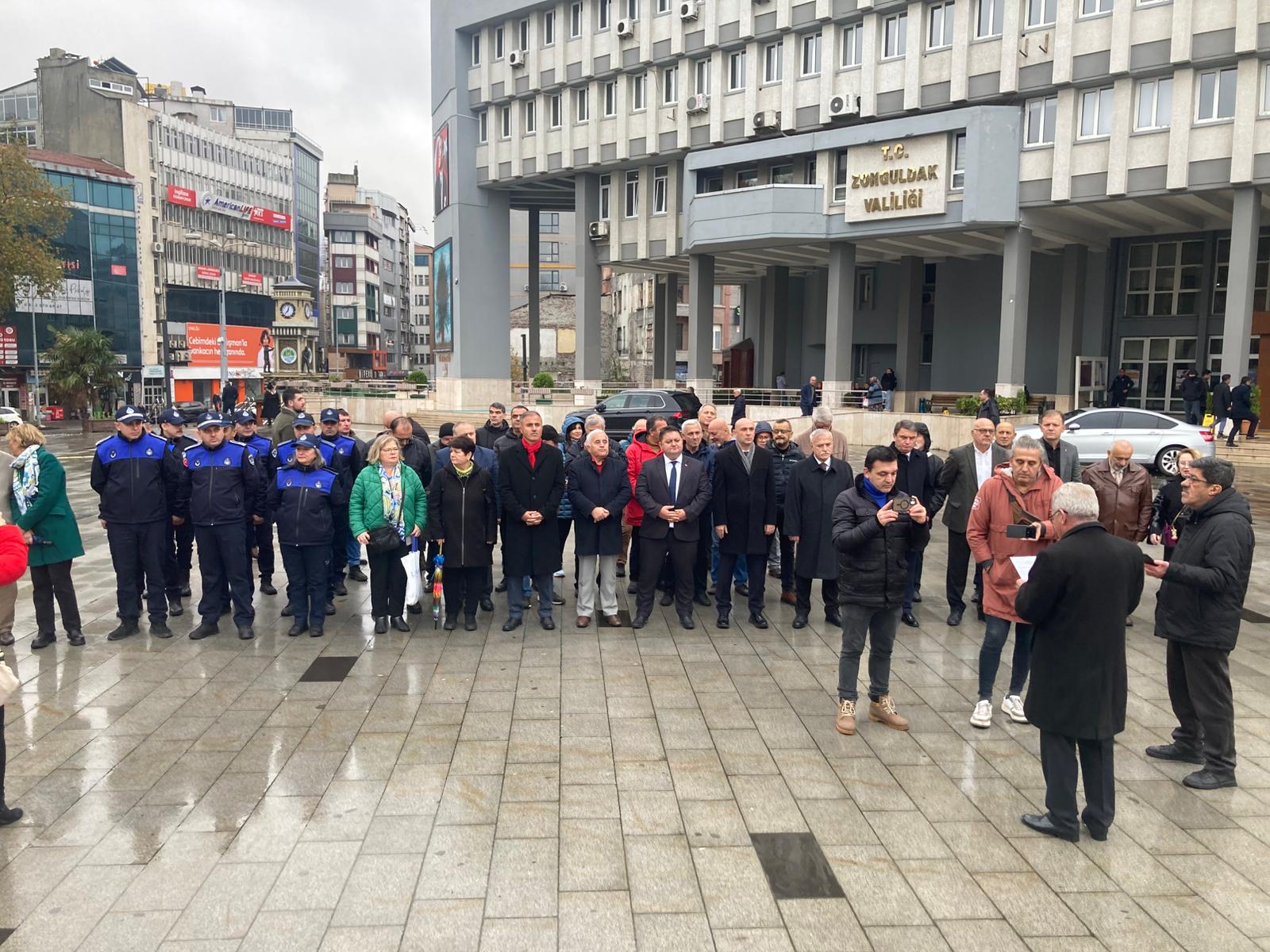 ''4 Aralık Dünya Madenciler Günü'' Valilik Önünde Atatürk Anıtına Çelenk Koyma Töreni