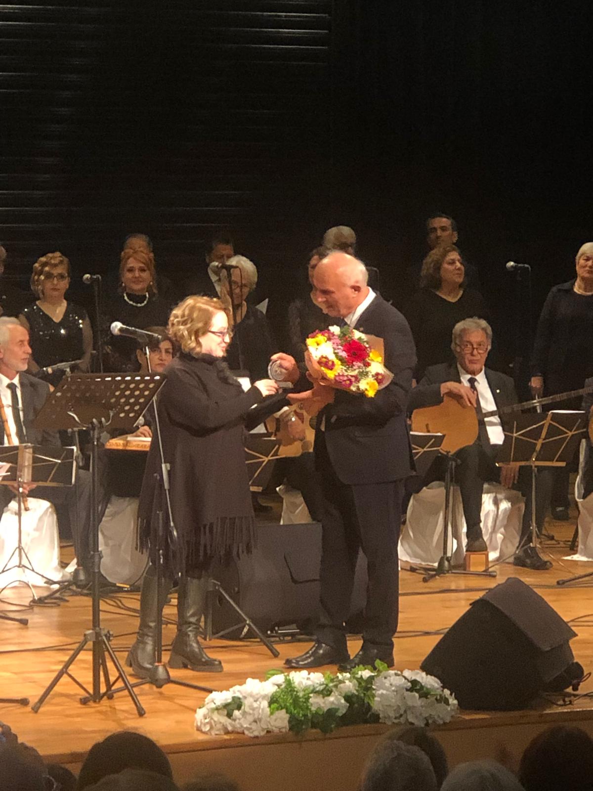 TÜRK SANAT MUSİKİSİ KONSERİNDE KORO ŞEFİ  ERCAN KANDEMİR'E KATKI VE KATILIMLARINDAN DOLAYI ÇİÇEK VE PLAKET TAKDİM EDİLDİ.