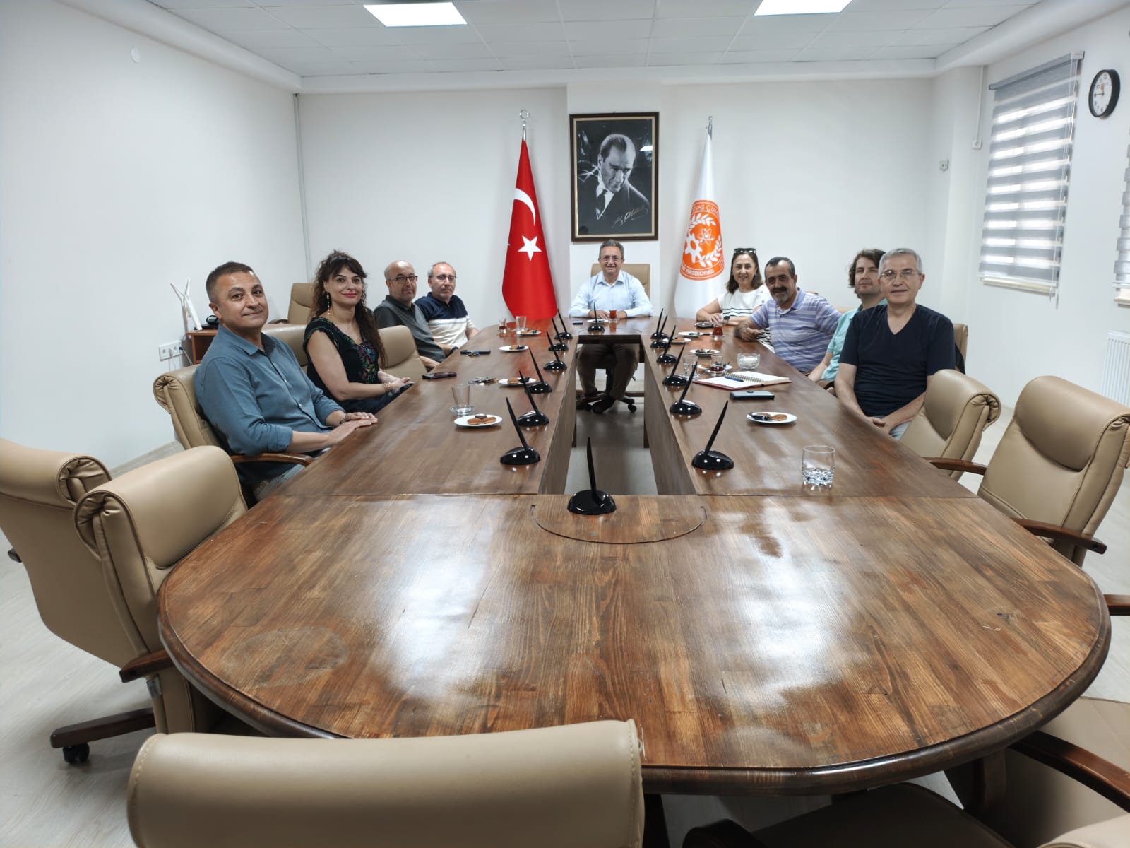 ODA BAŞKANIMIZ AYHAN YÜKSEL, CUMHURİYET ÜNİVERSİTESİ’NDE GÖREV YAPAN ÖĞRETİM ÜYESİ ÜYELERİMİZİ ZİYARET ETTİ VE BİR TOPLANTI GERÇEKLEŞTİRDİ.