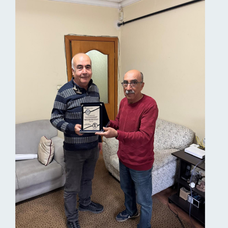 MESLEKTE 40. YILINI TAMAMLAYAN ÜYEMİZ HALİT KALAYCI'YA, PLAKETİNİ ISPARTA  ESKİ İL TEMSİLCİMİZ FADLI ÖZTÜRK KÜÇÜK BİR TÖREN İLE TAKDİM ETMİŞTİR.