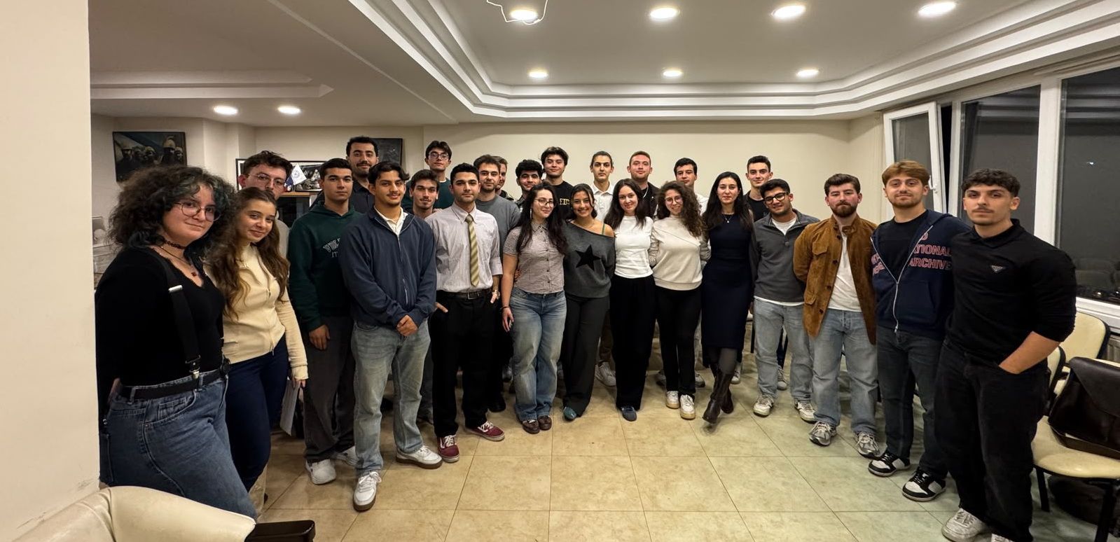 Genç Madenci Staj Deneyimleri Atölyesi katılımcılarının TMMOB Maden Mühendisleri Odası’ndaki toplu fotoğrafı.
