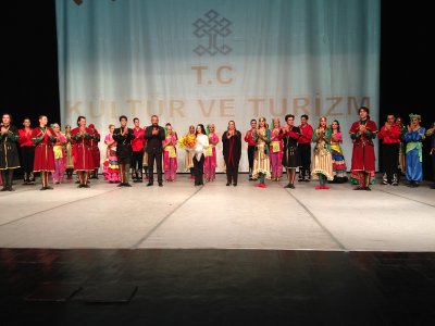 60. YIL ETKİNLİKLERİ KAPSAMINDA DEVLET HALK DANSLARI TOPLULUĞUNCA DANS GÖSTERİSİ YAPILDI.