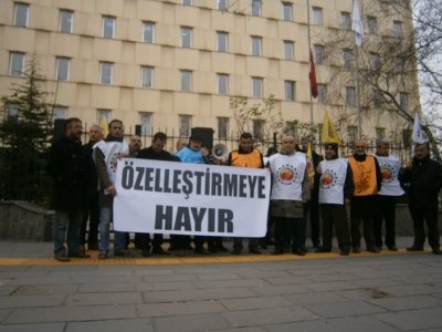ÖZELLEŞTİRME İDARESİ BAŞKANLIĞI ÖNÜNDE BASIN AÇIKLAMASI YAPILDI.