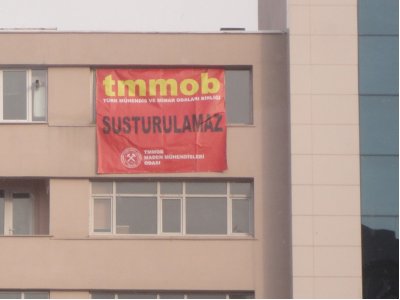 Çevre ve Şehircilik İl Müdürlüğü önüne siyah çelenk bırakıldı.