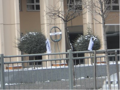 Çevre ve Şehircilik İl Müdürlüğü önüne siyah çelenk bırakıldı.