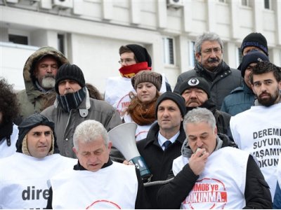 TMMOB ile ilgili torba yasası için Zonguldak Valilik önüne siyah çelenk bırakılarak, basın açıklaması yapıldı.