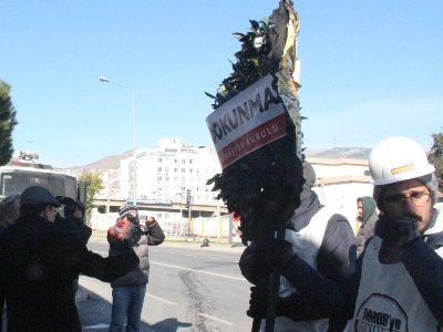 ÇEVRE VE ŞEHİRCİLİK İL MÜDÜRLÜĞÜ ÖNÜNE SİYAH ÇELENK BIRAKILDI. (8.01.2015)