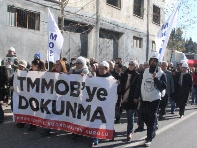 ÇEVRE VE ŞEHİRCİLİK İL MÜDÜRLÜĞÜ ÖNÜNE SİYAH ÇELENK BIRAKILDI. (8.01.2015)