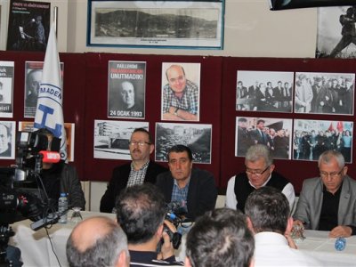 ZONGULDAK DEMOKRASİ PLATFORMU SÖZCÜSÜ ŞUBE BAŞKANIMIZ ERDOĞAN KAYMAKÇI ENERJİ  BAKANININ TTK İLE İLGİLİ YAPTIĞI  AÇIKLAMA HAKKINDA BASIN AÇIKLAMASI YAPILDI.
