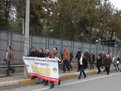TMMOB DİRENİYOR, DİRENECEĞİZ
MESLEĞİMİZİ, HALKIMIZI, KENTİMİZİ, BASKI, SÖMÜRÜ VE RANTİYE DÜZENİNE TESLİM ETMEYECEĞİZ
