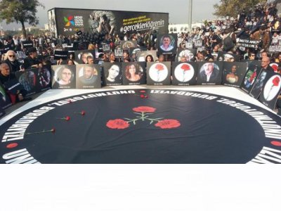 Kadıköy`de sessiz oturma eylemi düzenlendi.