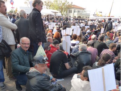 Kadıköy`de sessiz oturma eylemi düzenlendi.
