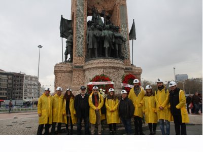 Taksim Atatürk Anıtına çelenk koyma töreni yapıldı. 