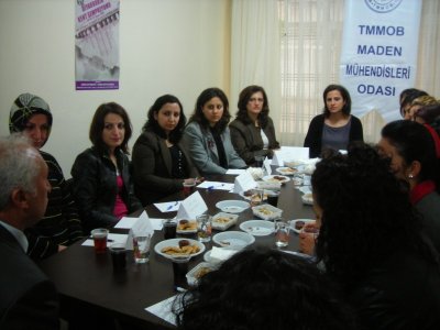 Dicle Üniversitesi Maden Mühendisliği Bölümü Bayan Öğrencileri ve Sektörden Bayan Mühendisler İle Toplantı Düzenlendi.