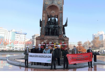 4 Aralık Dünya Madenciler Günü`nde Taksim Cumhuriyet Anıtına Çelenk Koyma Töreni Düzenlendi
