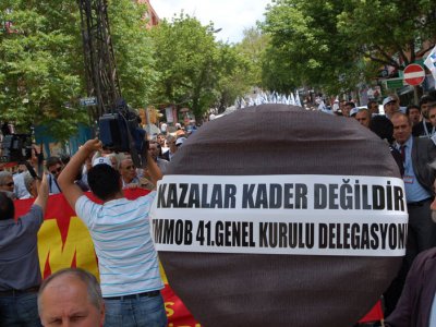 TMMOB Genel Kurul Delegeleri Madenciler Anıtına Siyah Çelenk Bıraktı.