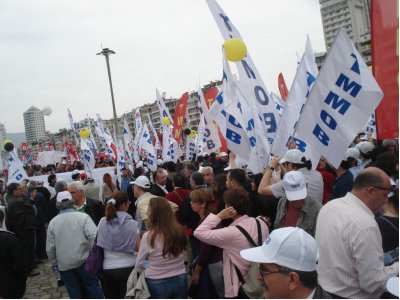 Emeğin birlik, mücadele ve dayanışma günü İzmir`de Gündoğdu Meydanında Kutlandı. (01.05.2011)