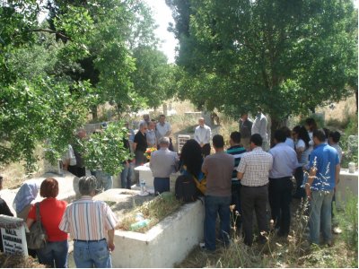 Uygur URCUN Aydın İncirliovada mezarı başında dostları, ailesi ve meslektaşlarının katılımı ile anıldı. (24.05.2011)