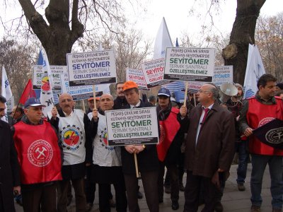 Seyitömer Termik Santralı‘nın kömür sahasıyla birlikte özelleştirilmesine yönelik ihale protesto edildi.