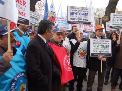 Seyitömer Termik Santralı‘nın kömür sahasıyla birlikte özelleştirilmesine yönelik ihale protesto edildi.