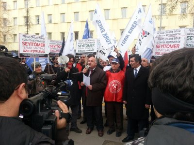 Seyitömer Termik Santralı‘nın kömür sahasıyla birlikte özelleştirilmesine yönelik ihale protesto edildi.