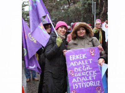 8 Mart Platformunun çağrısı ile 9 Mart günü kadınlar Kadıköy`deydi.